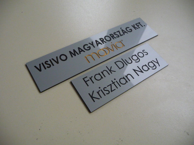 Műgyantázott, gravírozott kitűző